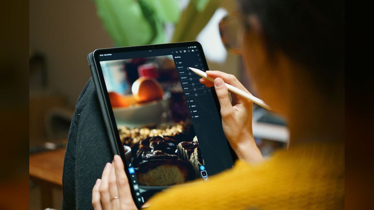 The 10 Best AI Tools for Colorizing Old Photos in 2027