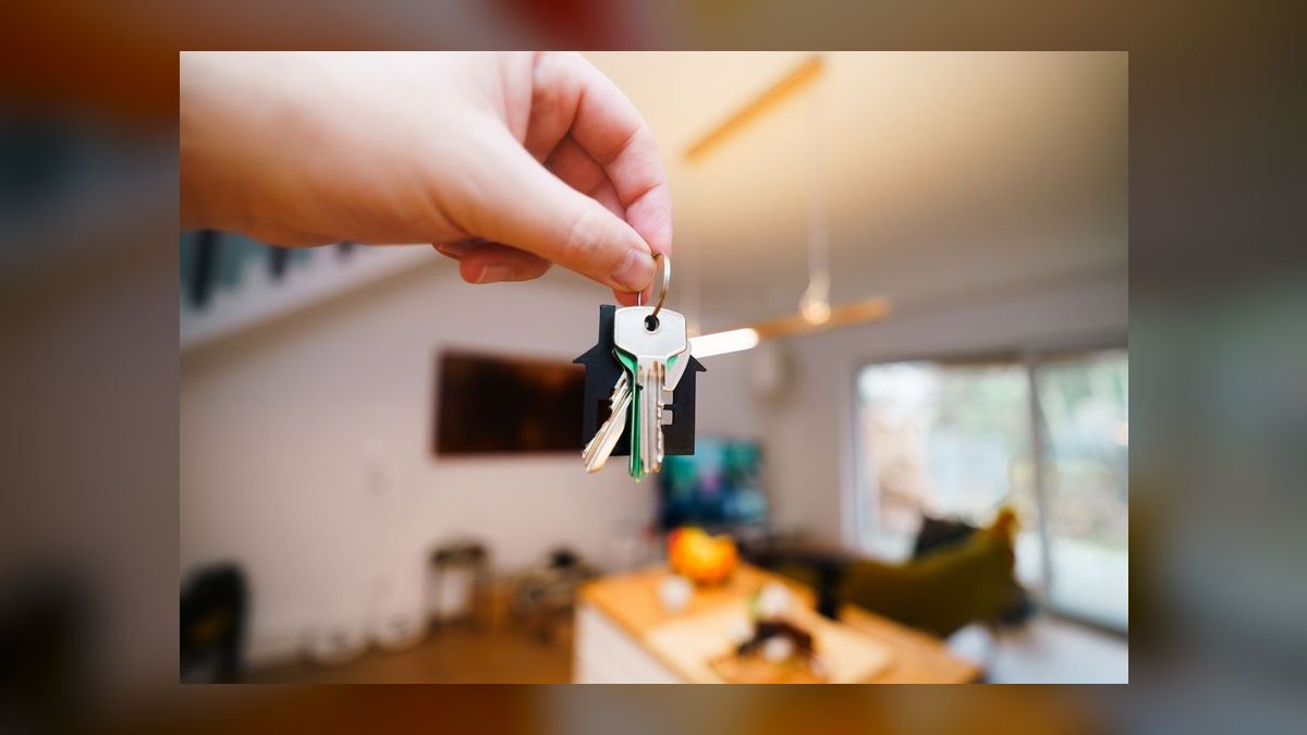 How do I negotiate a rent credit if the landlord delays the buildout completion date — figure 8