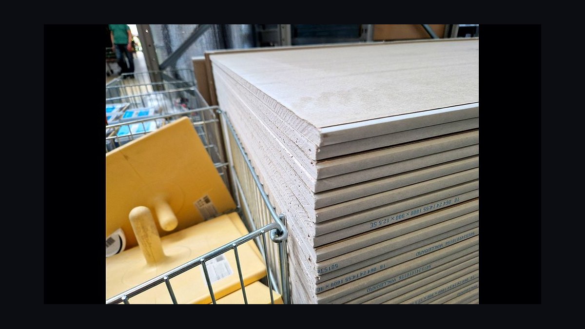 What’s the cost difference between a drywall partition office and a glass wall office in 2027