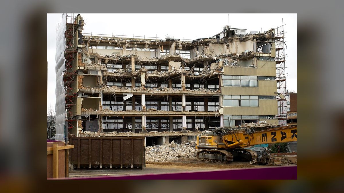 How do I structure a redevelopment deal where the tenant pays for the building skin — figure 10