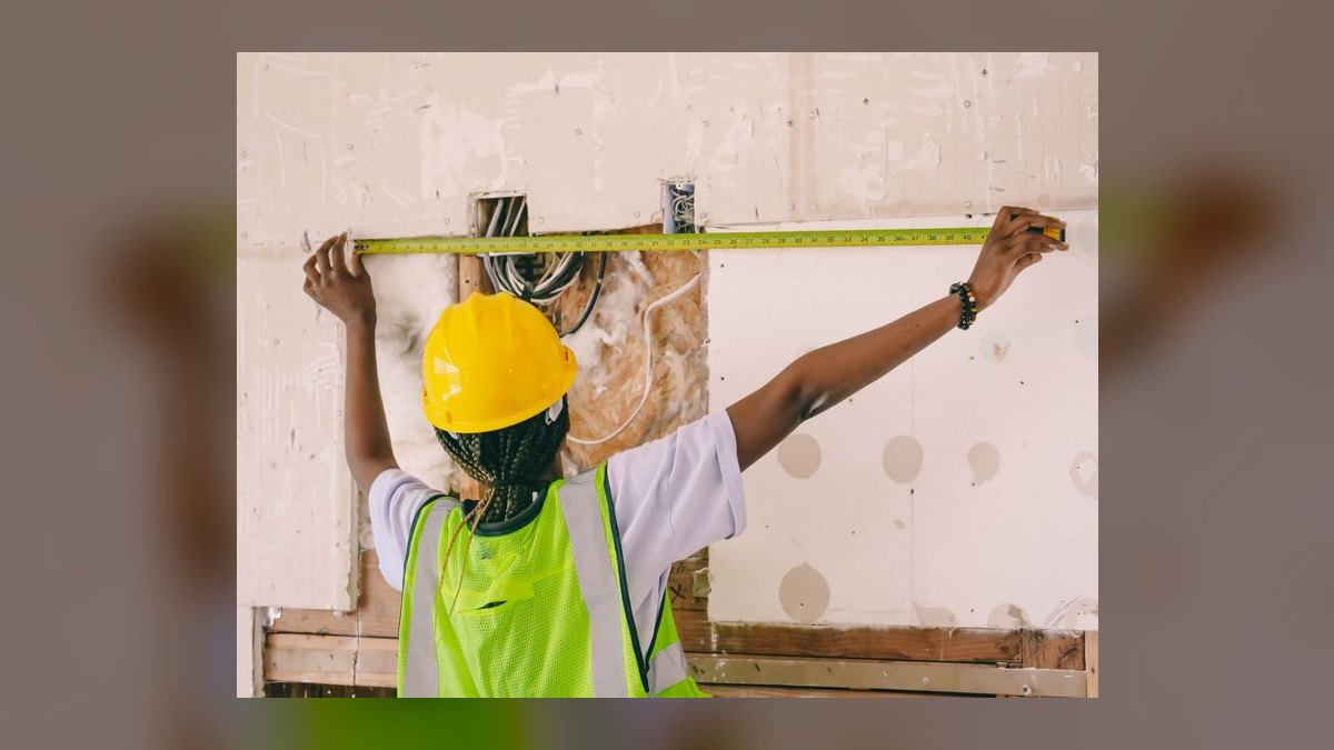 What’s the going rate for buildout hard cost carry during construction in 2027 — figure 10