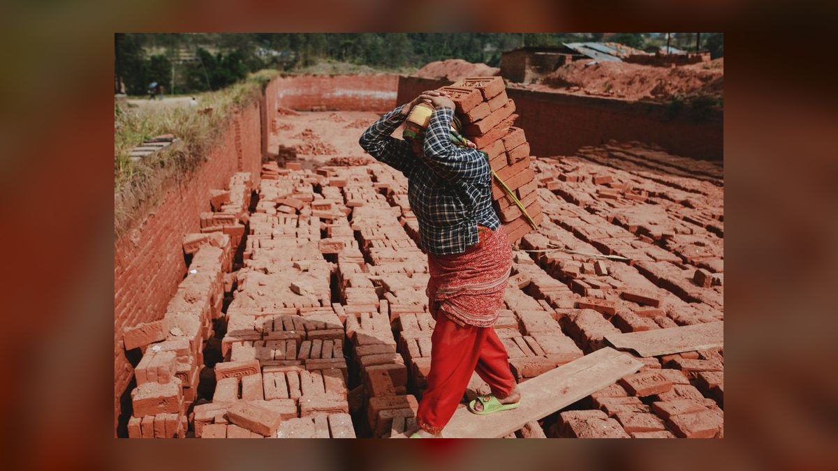 What’s the going rate for buildout hard cost carry during construction in 2027 — figure 4