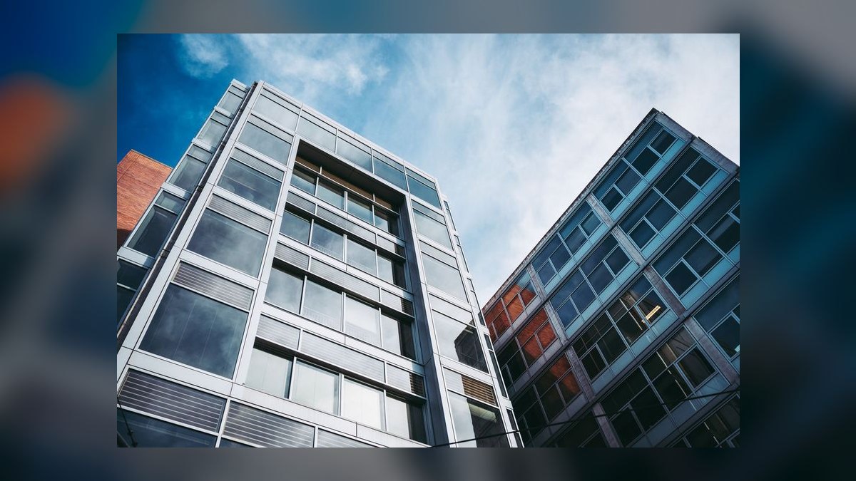Can I negotiate a clause forcing the landlord to reimburse my expediter fees?
