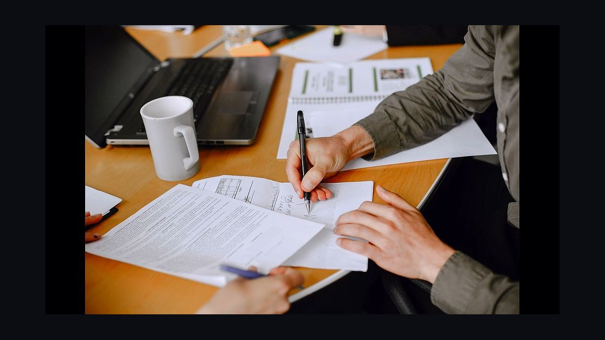 Can I negotiate a clause forcing the landlord to reimburse my expediter fees in 2027?