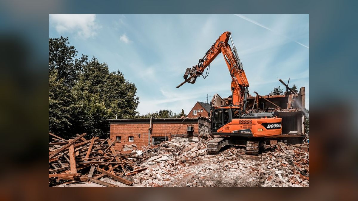 How should I structure a lease to reclaim buildout value if I'm evicted for redevelopment — figure 4