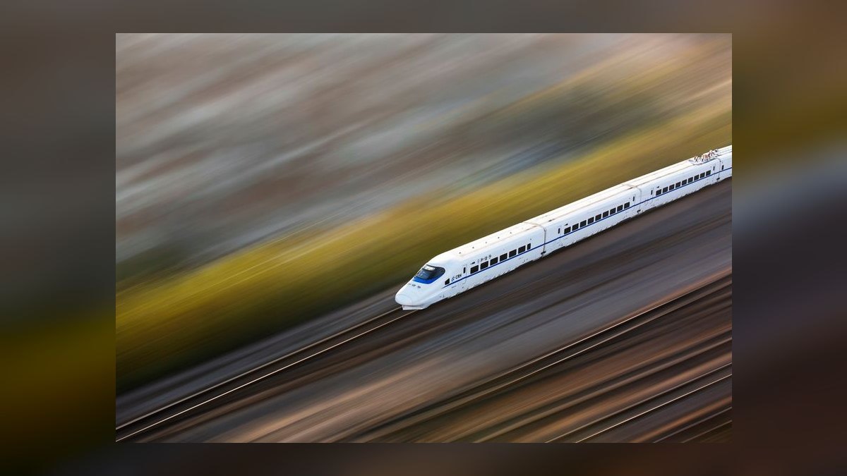 What is the typical premium for a fast-track buildout under 45 days in 2027 — figure 4