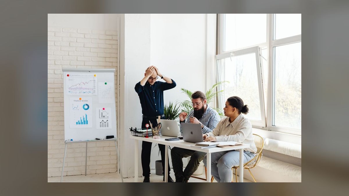 What’s the average timeline for a full-service restaurant buildout approval in 2027 — figure 10