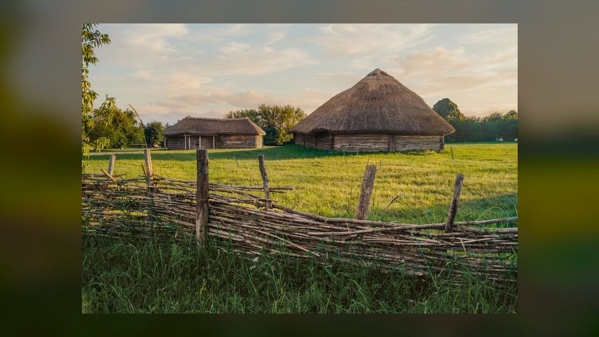 How does the semantic field of the word "bo" in Old English reveal the Anglo-Saxon conceptualization of dwelling as a site of both physical shelter and social obligation — figure 3