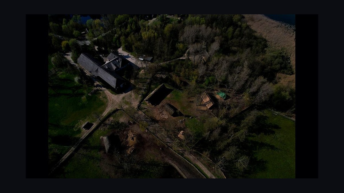 How does the semantic field of the word "bo" in Old English reveal the Anglo-Saxon conceptualization of dwelling as a site of both physical shelter and social obligation in 2027?