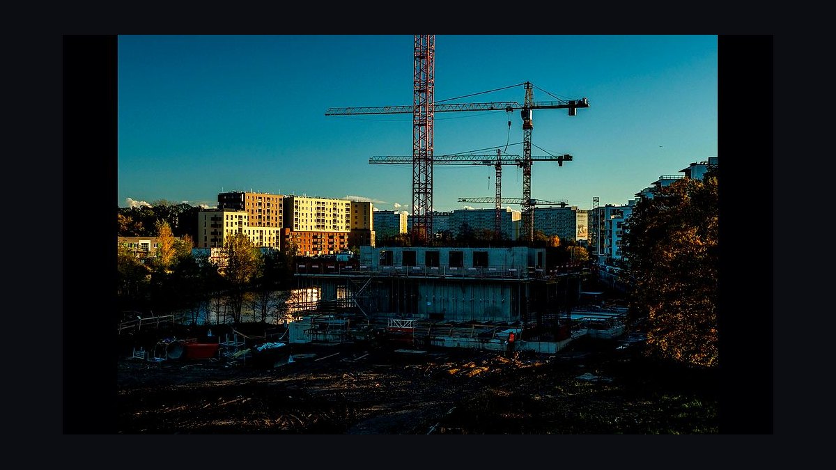 How do I calculate the total landlord-funded buildout budget for a 15,000 sq ft office in 2027?