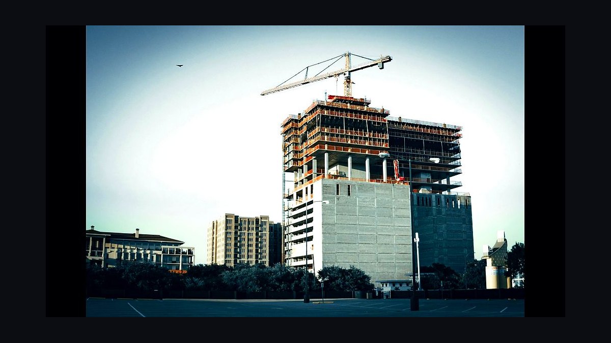 How much longer does my lease term need to be before a landlord will fund 100% of my buildout instead of a partial allowance in 2027?