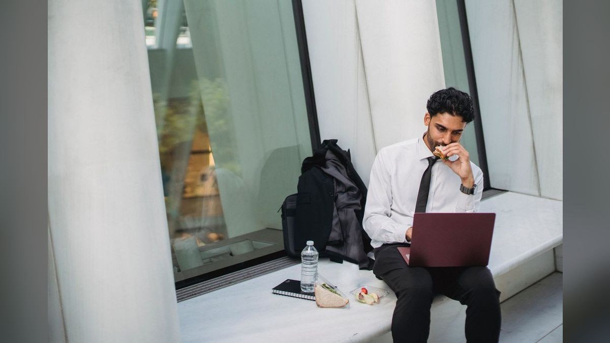 Eat Their Lunch by Anthony Iannarino — Cliff Notes Summary & Key Takeaways