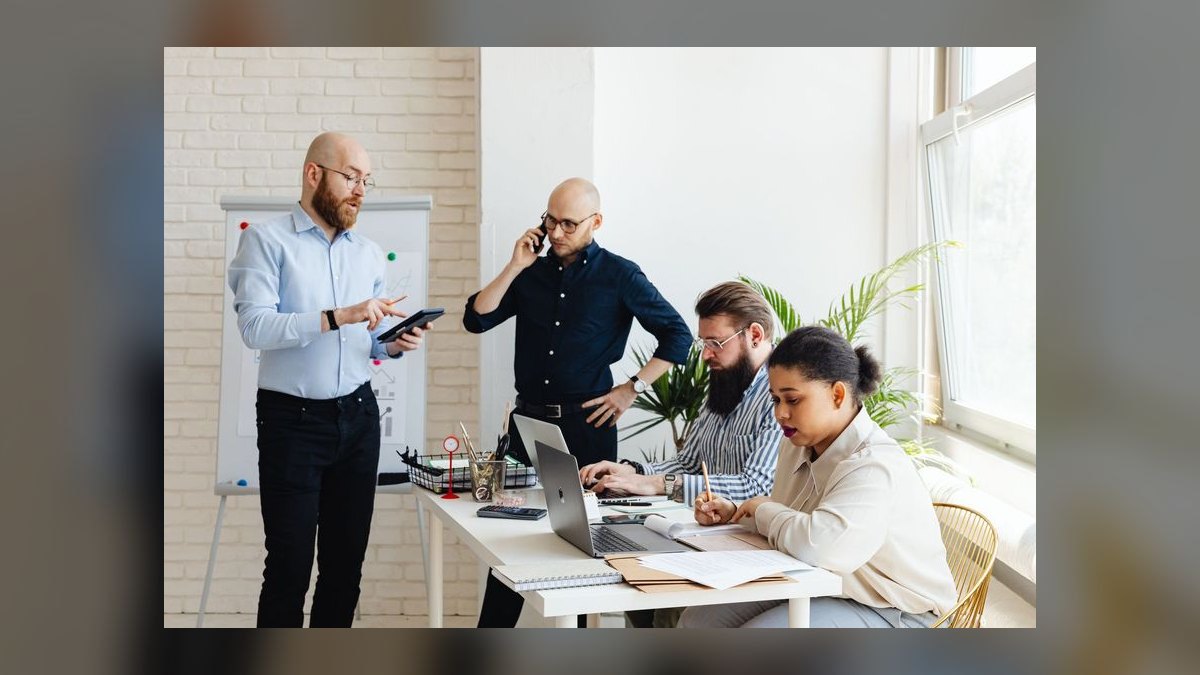 What sales script does *New Sales. Simplified.* recommend for cold calls in 2027 — figure 3