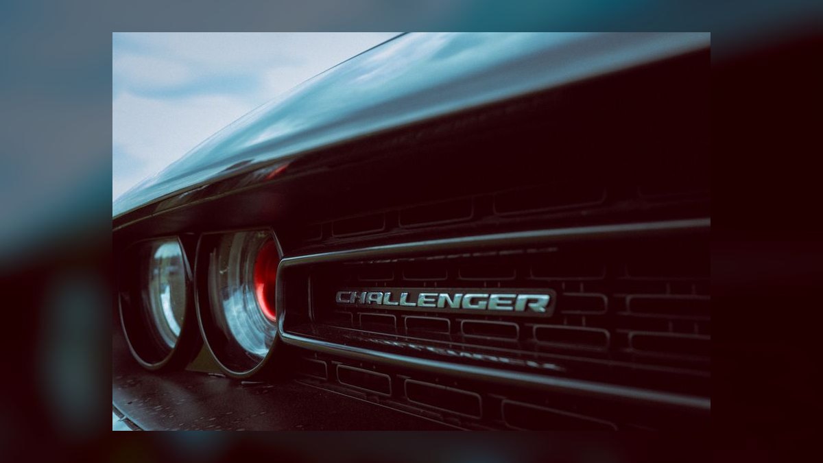What’s the difference between *The Challenger Sale* and *SPIN Selling* for closing — figure 9