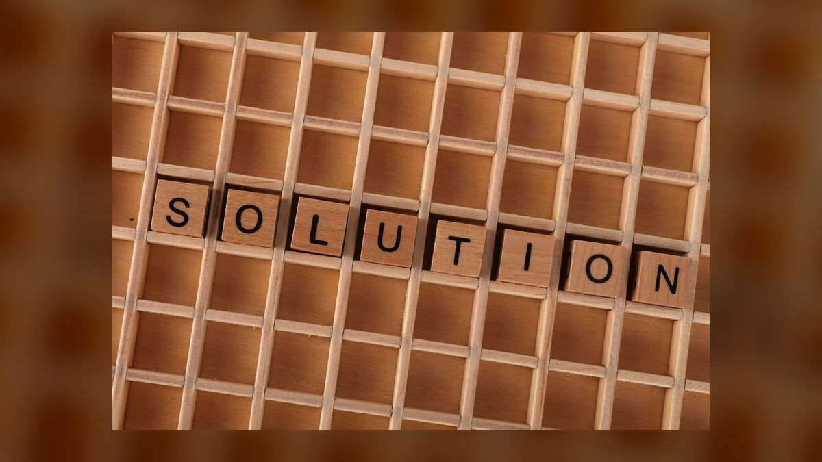 What’s the difference between a solution seller and a challenger seller according to *The Challenger Sale* — figure 6
