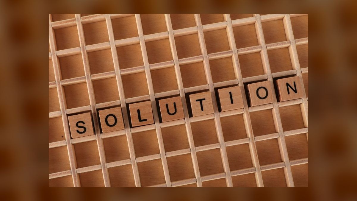What’s the difference between a solution seller and a challenger seller according to *The Challenger Sale* — figure 7