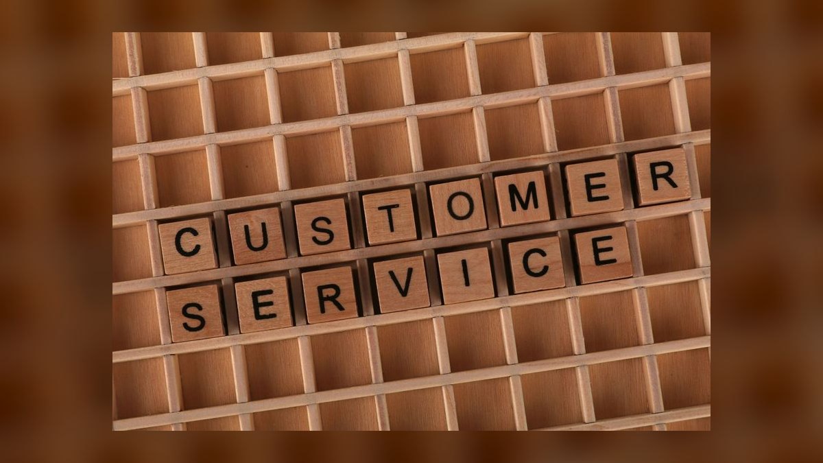 How does *The Mom Test* define a "bad customer" to disqualify early in your discovery process in 2027 — figure 8