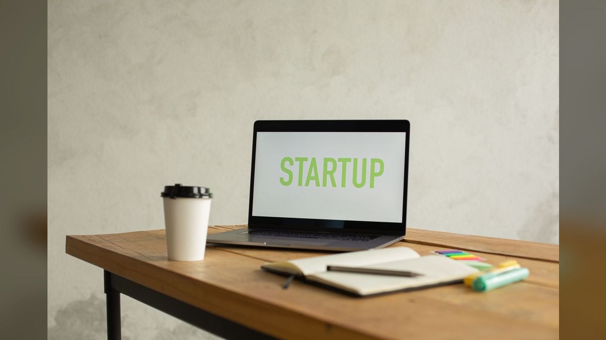 What is the key takeaway from The Lean Startup by Eric Ries for reducing churn in a SaaS business in 2027?