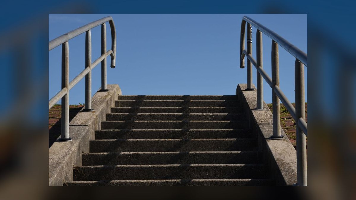 What is the first concrete step in the Sandler Sales System for qualifying a prospect in 2027 — figure 6