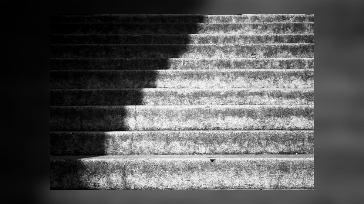 What is the first concrete step in the Sandler Sales System for qualifying a prospect in 2027 — figure 8