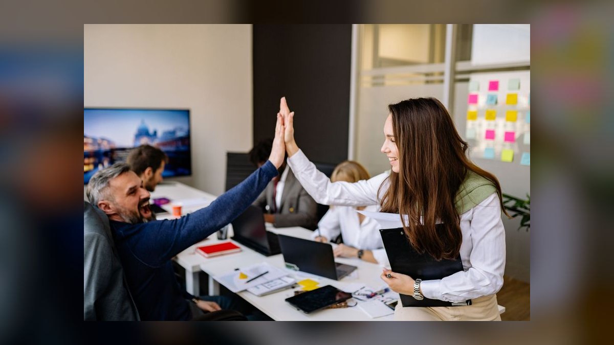 How does *The New Strategic Selling* define the first step in qualifying an opportunity in 2027 — figure 10