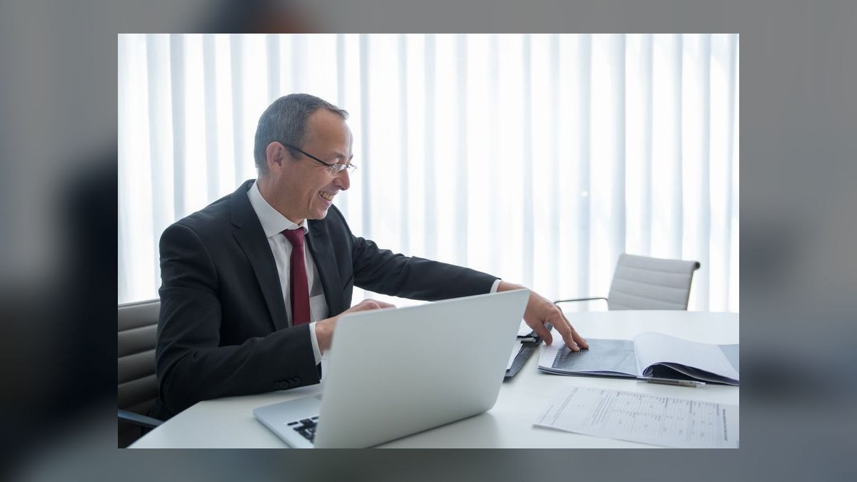 What is the first concrete step in SPIN Selling by Neil Rackham for structuring a discovery call in 2027 — figure 9