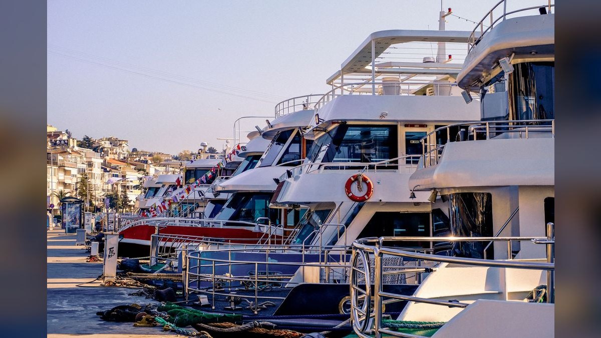Top 10 Motor Yachts Over 50 Feet 2027 — figure 1