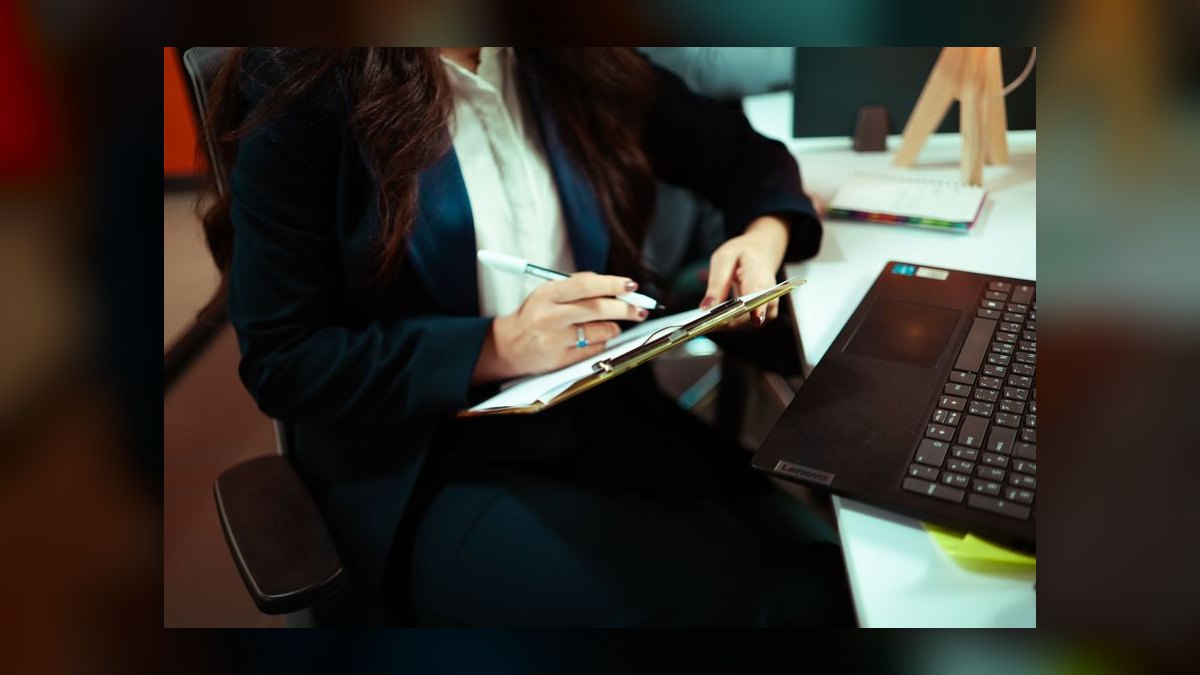 What are the most common RevOps reporting mistakes that distort revenue forecasts in 2027 — figure 2