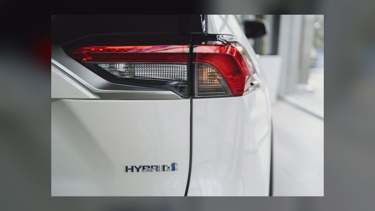 What are the top-rated pre-owned hybrid SUVs under $25,000 in 2027 that offer the best fuel economy and reliability for urban commuters in the Northeast, considering specific challenges like cold weather battery performance and snow handling — figure 3