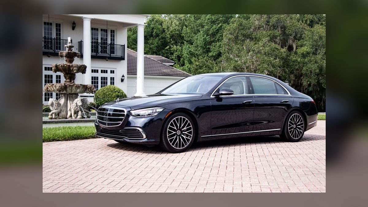 Top 10 Luxury Sedans in 2027 — figure 1