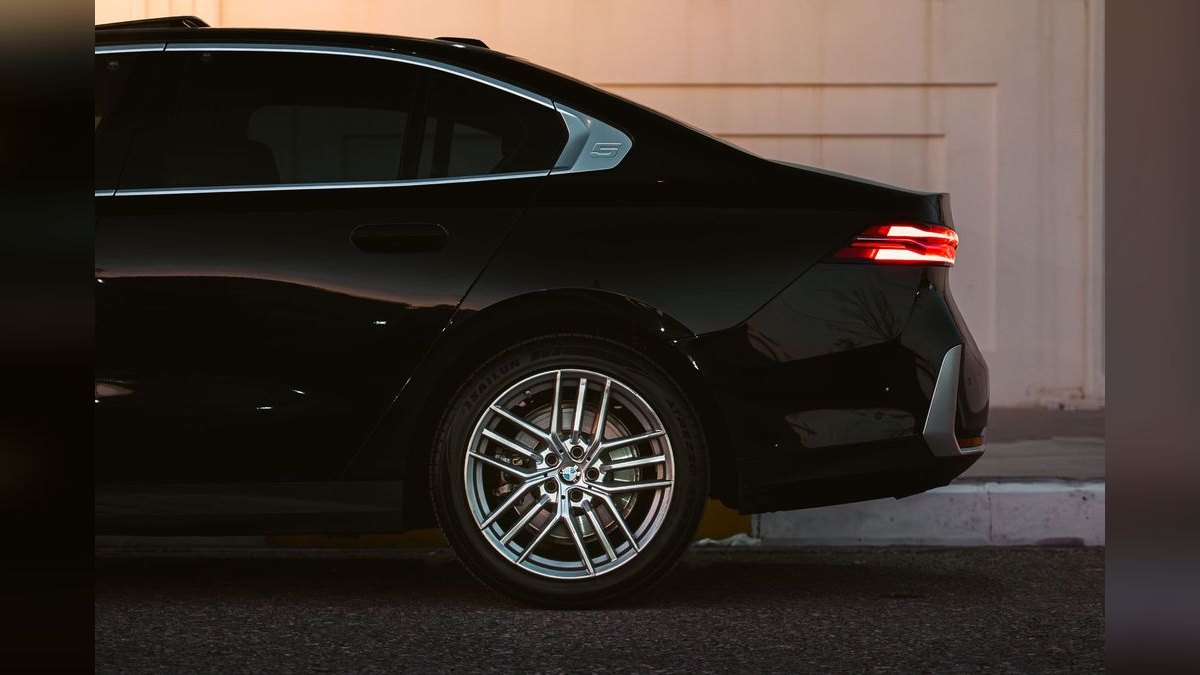 Top 10 luxury sedans with the best rear-seat comfort in 2027 — Best Overall + Best Value — figure 5