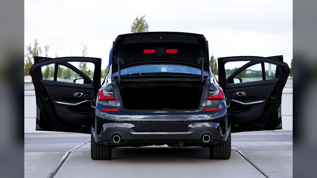 Top 10 luxury sedans with the best rear-seat comfort in 2027 — Best Overall + Best Value — figure 6