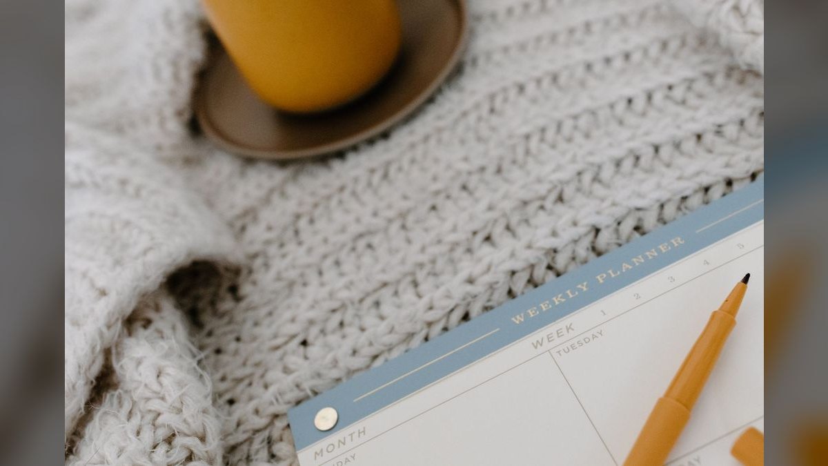 How do you build a weekly sales coaching cadence that sticks?