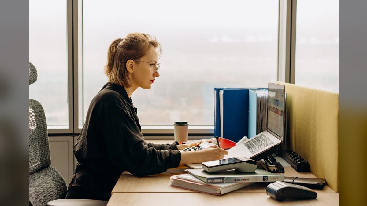 How do you ramp a new account executive to full quota faster?