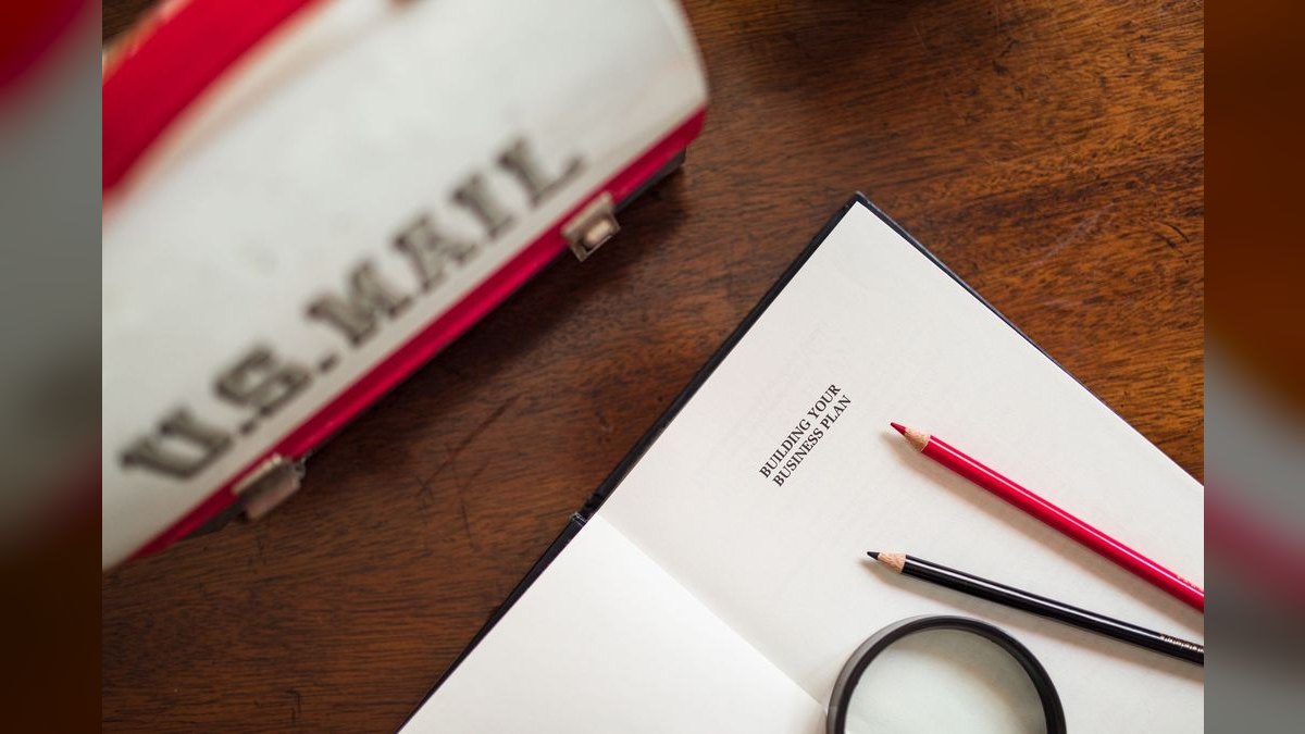 How do you build a 30/60/90 day coaching plan for a new rep?