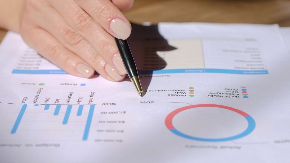 How do you coach a rep to research accounts before reaching out?