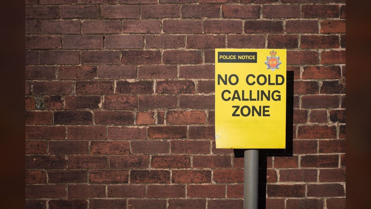 How do you run a cold-call coaching session with live dials?