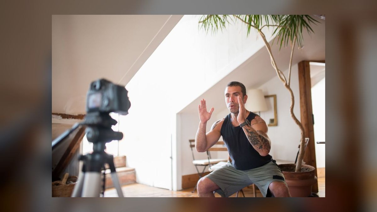How do you coach reps to use video in their outreach — figure 8