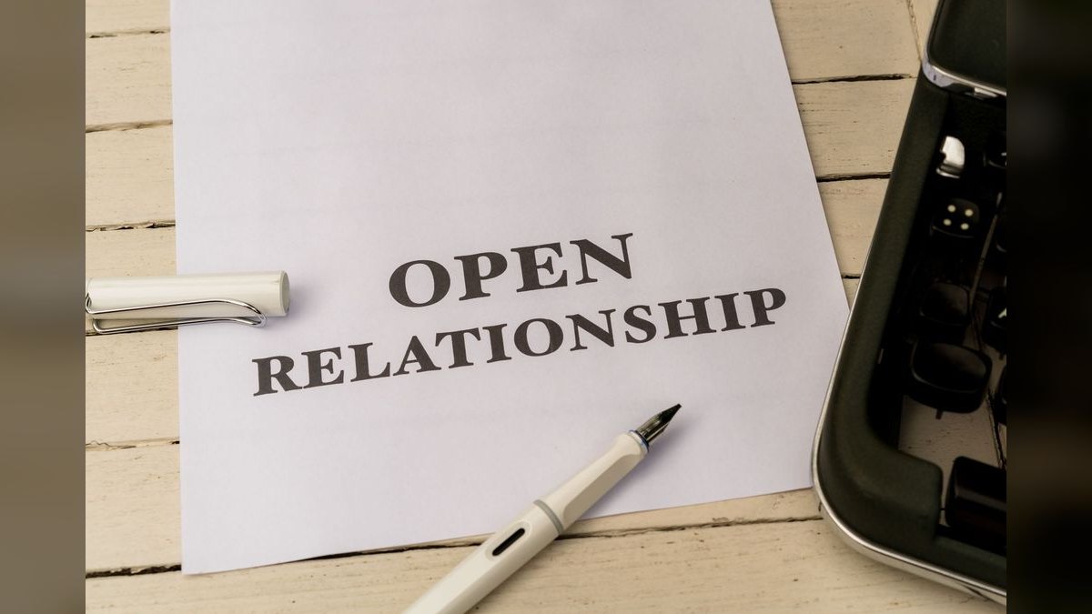 What are the most effective open-ended questions to ask a struggling sales rep during a coaching session?