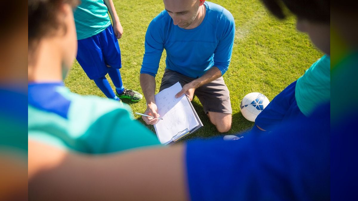 How do you coach a rep to use social selling more effectively in 2027 — figure 4