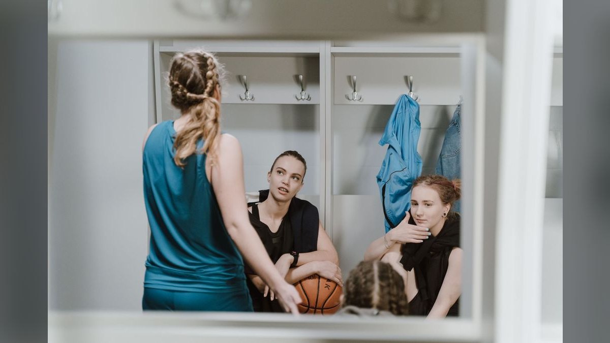 How do you coach a rep to stay organized when juggling multiple deal stages — figure 3