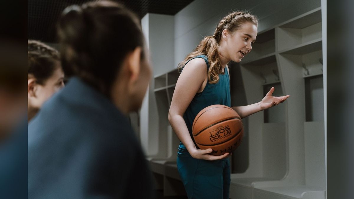 How do you coach a rep to stay organized when juggling multiple deal stages — figure 5