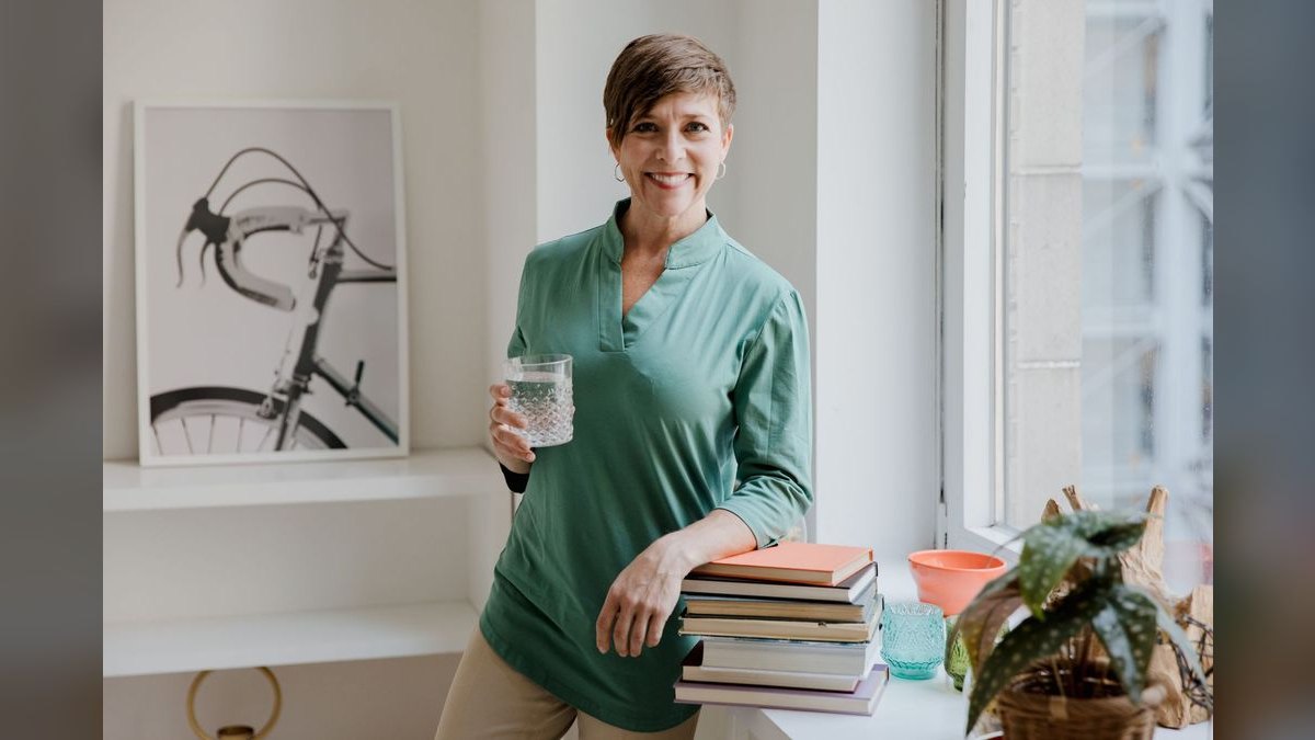 How do you coach a rep to stay organized when juggling multiple deal stages — figure 6