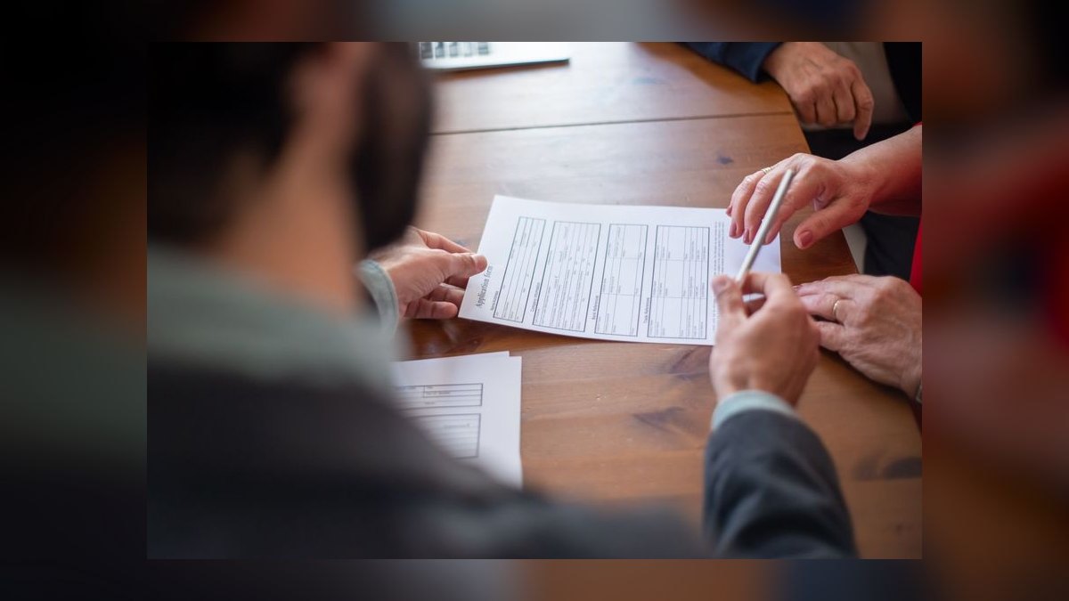 How do you coach a rep to run a deal review that uncovers risks before the forecast call in 2027 — figure 9