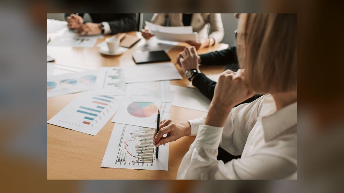 How do you coach a sales leader in Cleaning & Facilities in 2027 — figure 6