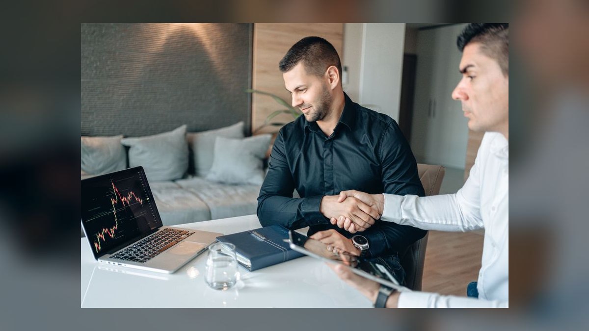 How do you coach a sales leader in Distribution & Wholesale in 2027 — figure 7