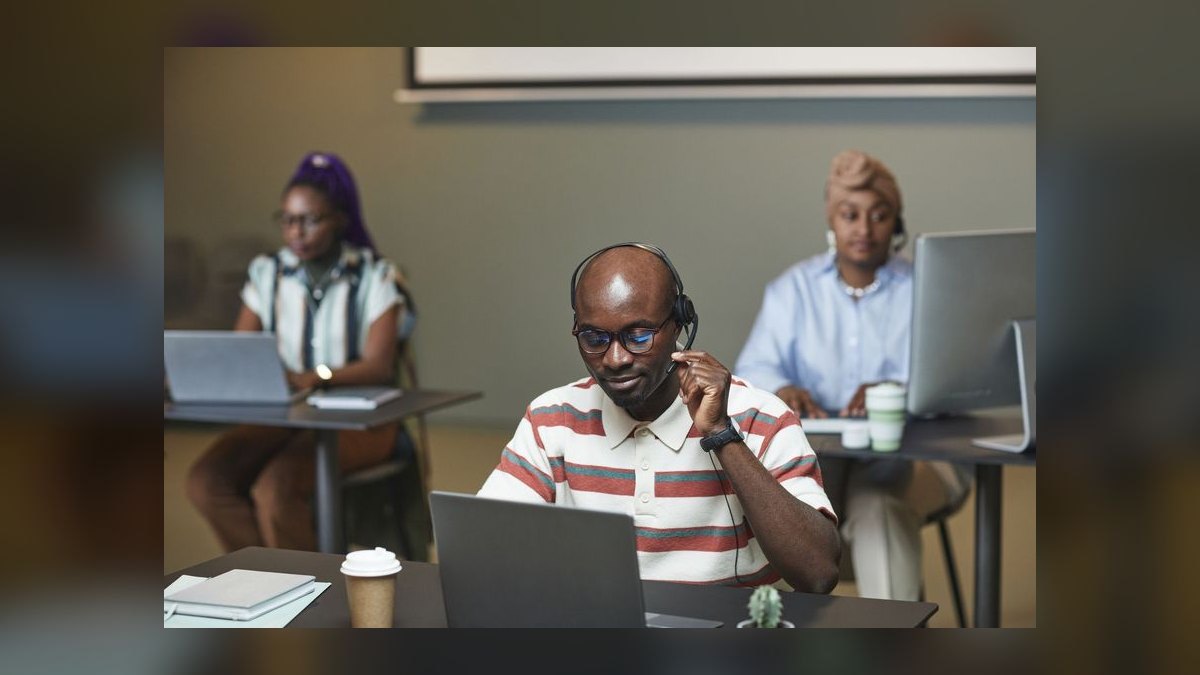 How do you coach a sales leader in Hardware & Devices in 2027 — figure 10