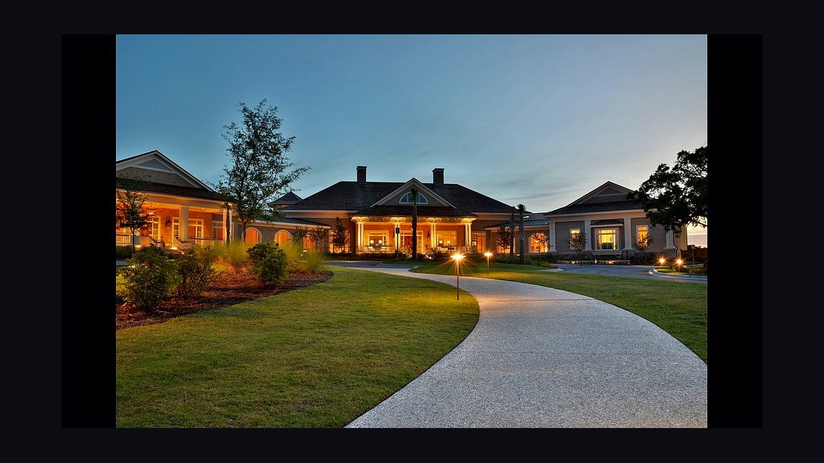 What are the annual dues typically like at a private social club compared to a country club in 2027?