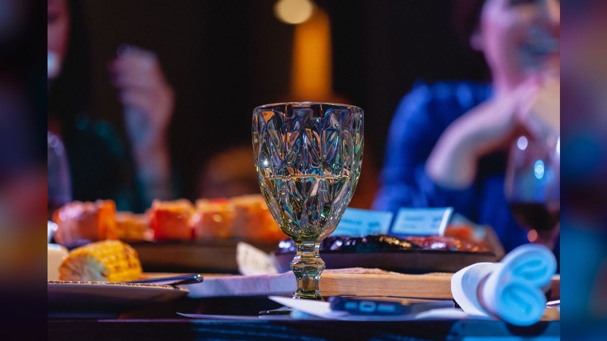 How much does Dining cost in 2027 — figure 4