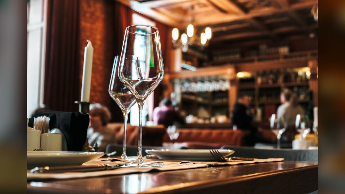 What should you know before investing in Dining in 2027 — figure 3